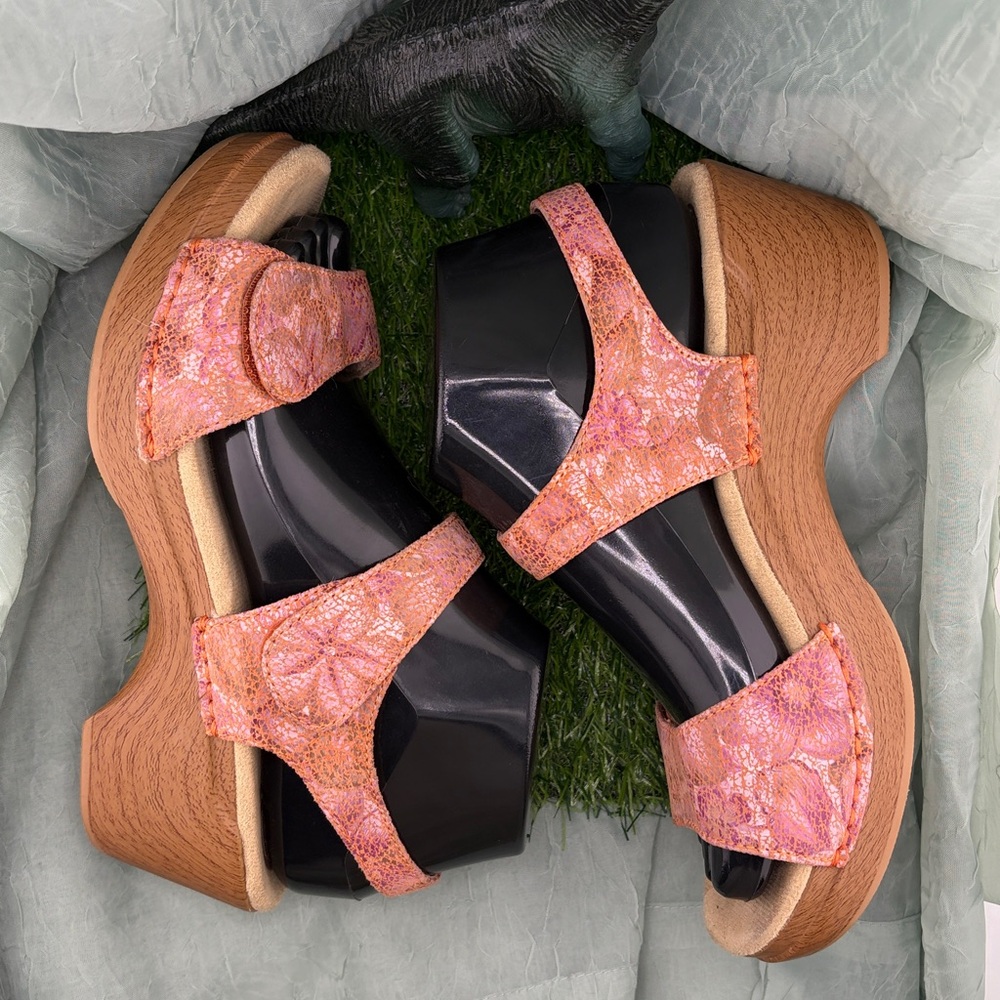 Dansko Women’s Sonnet Pink Embossed Metallic Floral Wedge Sandals | 38 - Picture 6 of 15